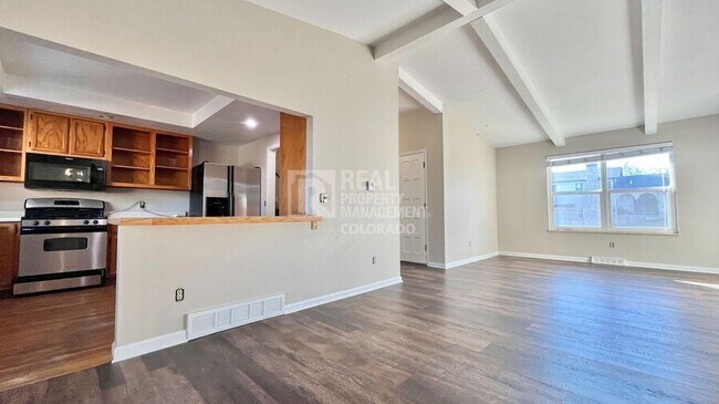 Building Photo - 856 S Nelson St