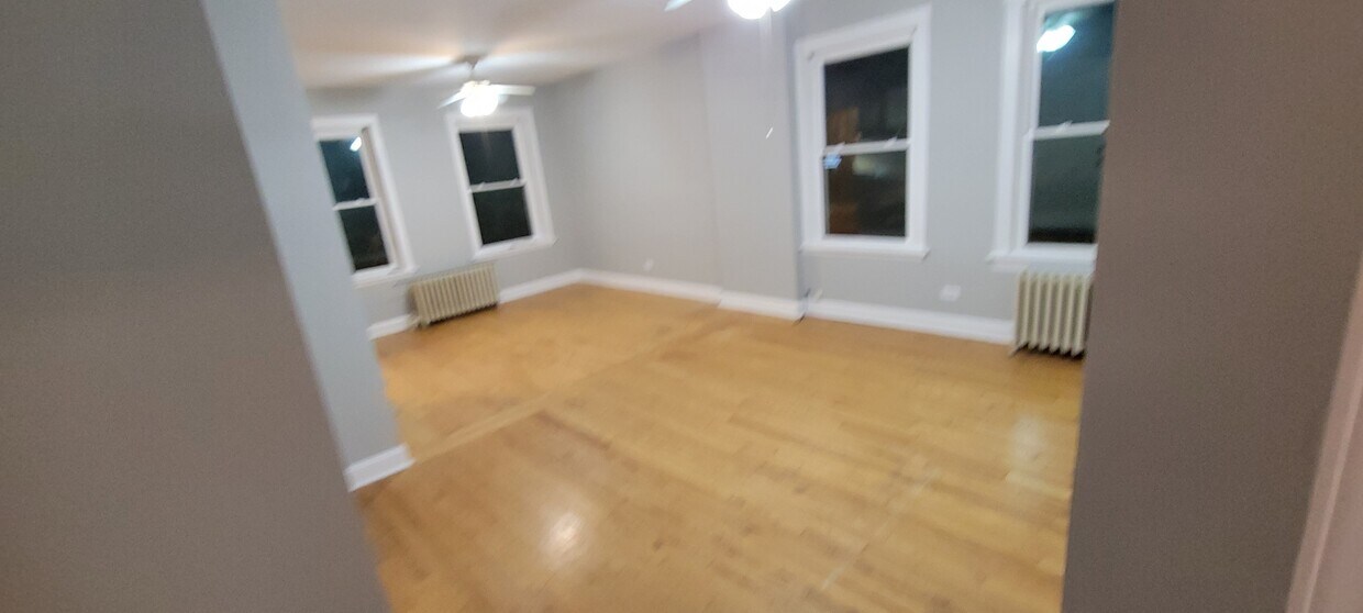 Primary Photo - 2341 W Foster Ave
