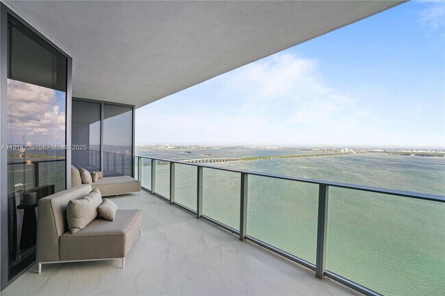 Foto del edificio - 700 NE 24th St