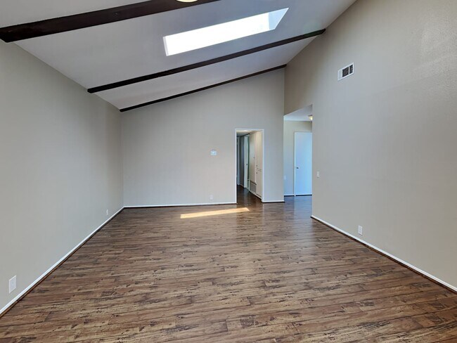 Building Photo - 5656 Aurora Dr