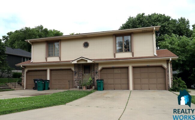 Foto del edificio - 2440-2446 S Canterbury Lane