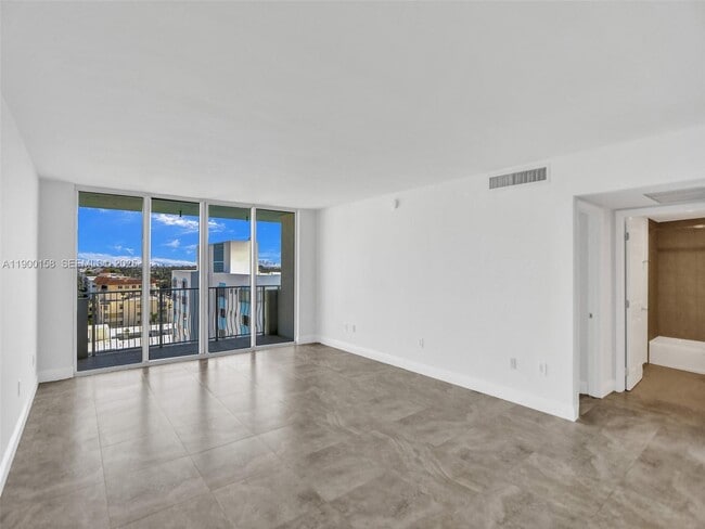 Building Photo - 10350 W Bay Harbor Dr