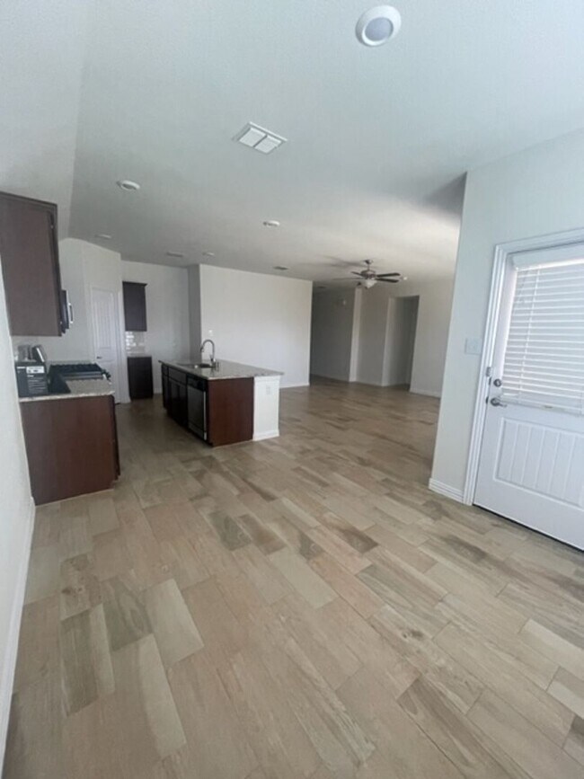 Building Photo - Beautiful 3 Bedroom Home located on the Ch...