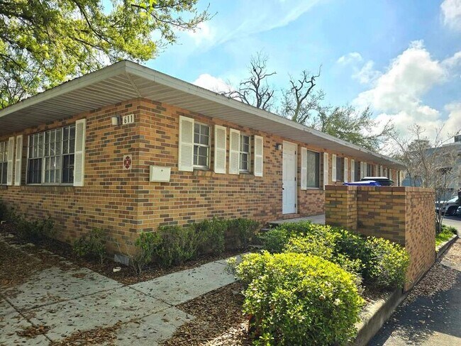 Building Photo - 611 E Lime St