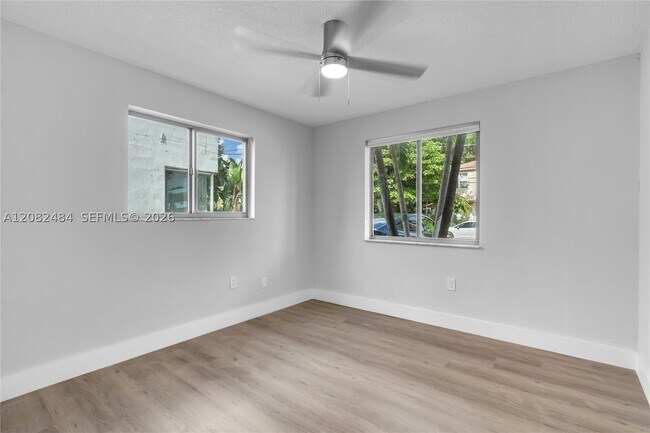 Foto del edificio - 560 NE 63rd St