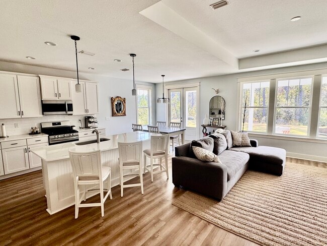 Building Photo - 300 Foxtail Wy