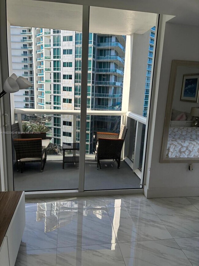 Foto del edificio - 10275 Collins Ave