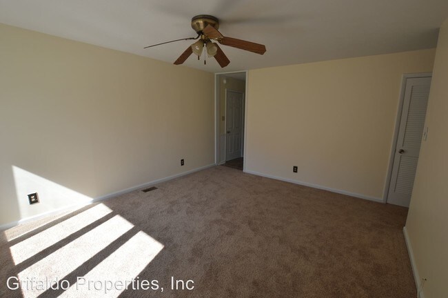 Building Photo - 102 Pineview Rd