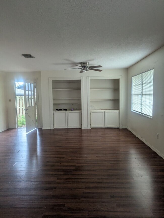 Building Photo - Great family home with swimming pool and g...