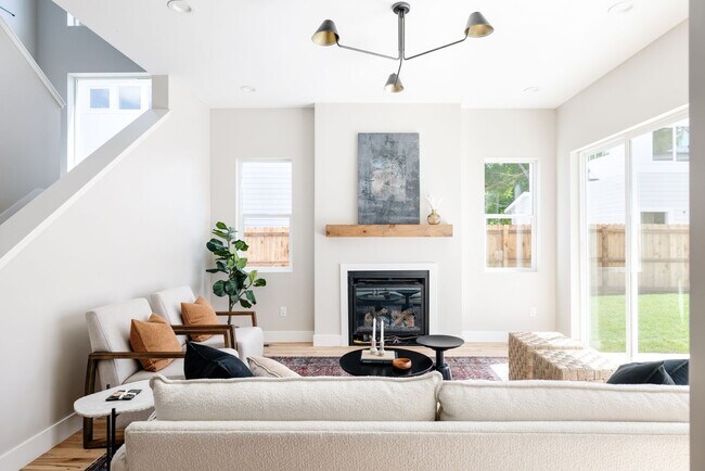 Foto del edificio - Modern 4BD, 3BA Home with 2-Car Garage and...
