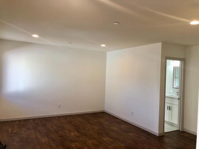 Building Photo - Teak Street - 3775