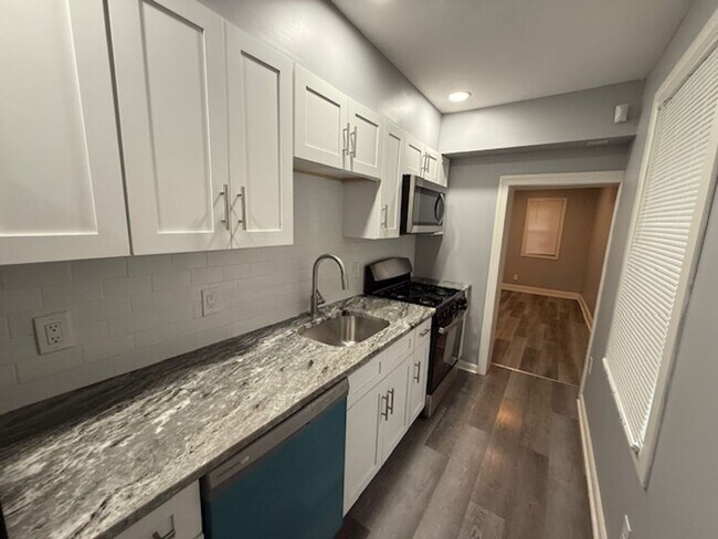 Building Photo - Recently rehabbed townhouse available in W...