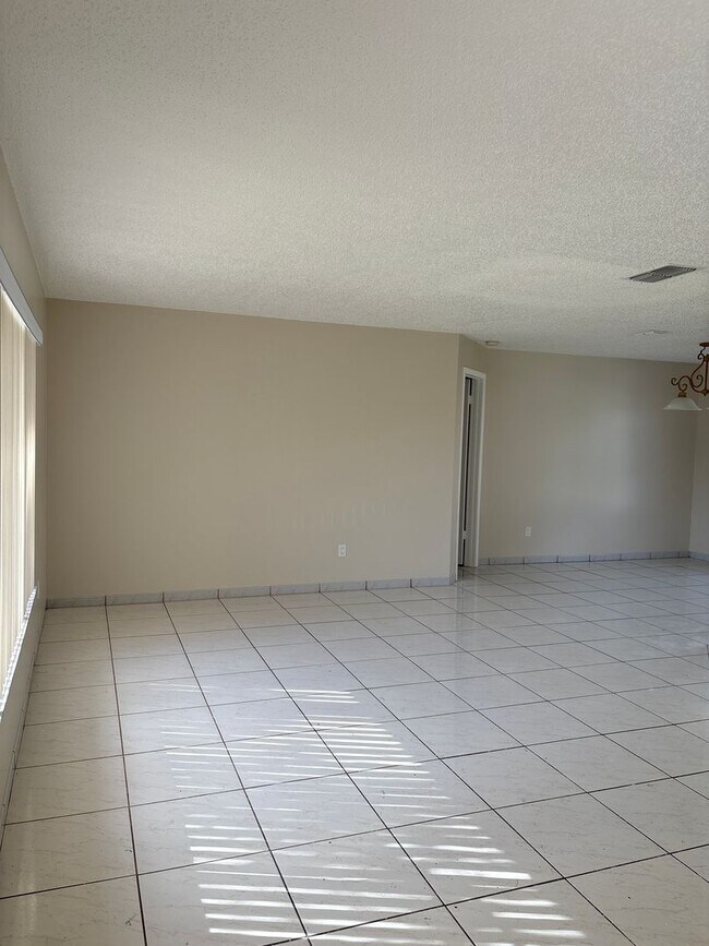 Foto del edificio - 4 Bedroom Home in a Prime Location!