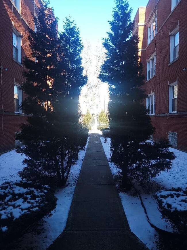 Foto del edificio - 1305 E 71st Pl