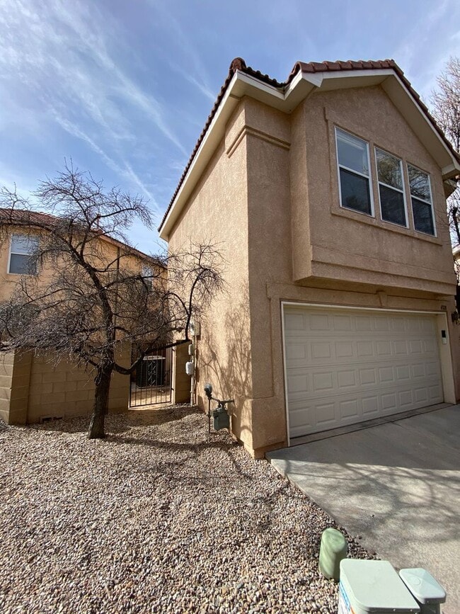 Building Photo - 3 bed 2.5 bath