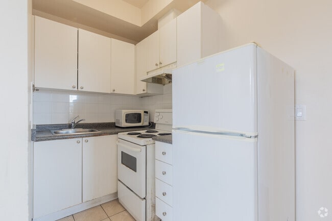 2BR, 1BA - 600SF - Kitchen - 2938 Danforth Ave
