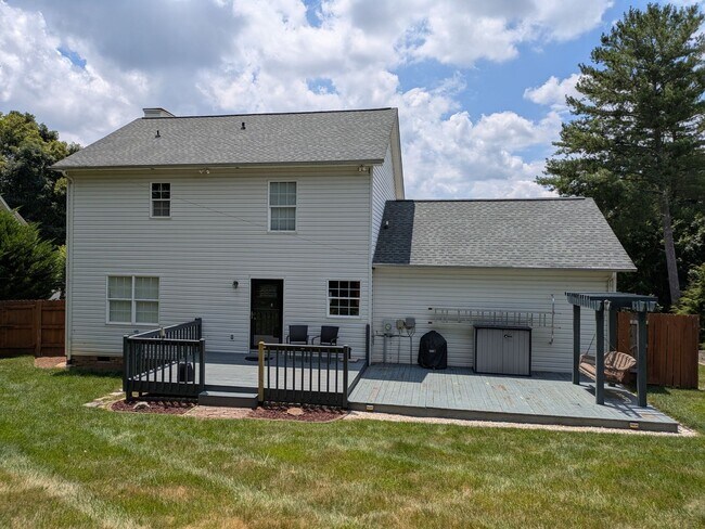 Foto del edificio - 3BR/2.5Bath House in NE Hickory