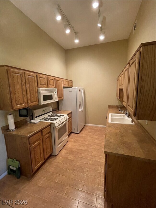 Building Photo - 10640 Calico Mountain Ave