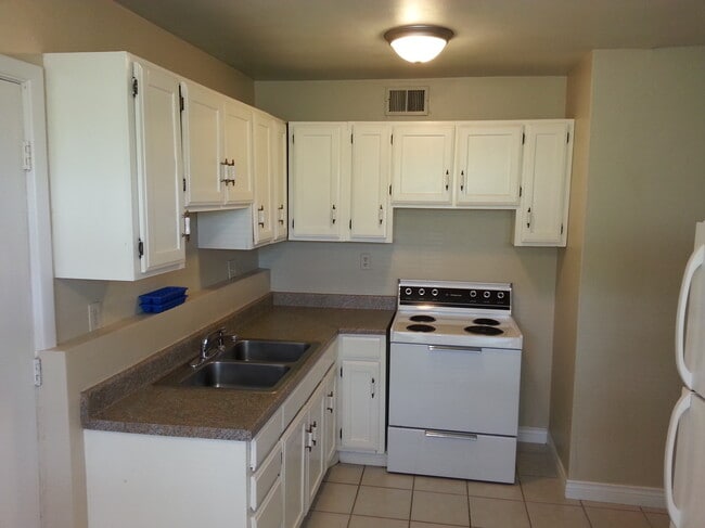 Kitchen - 102 Braden Ct