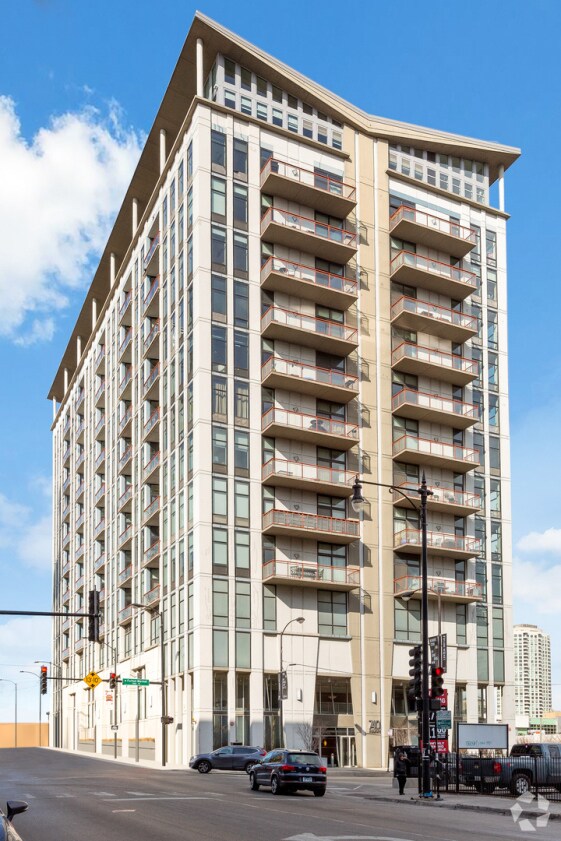 Building Photo - 740 W Fulton St