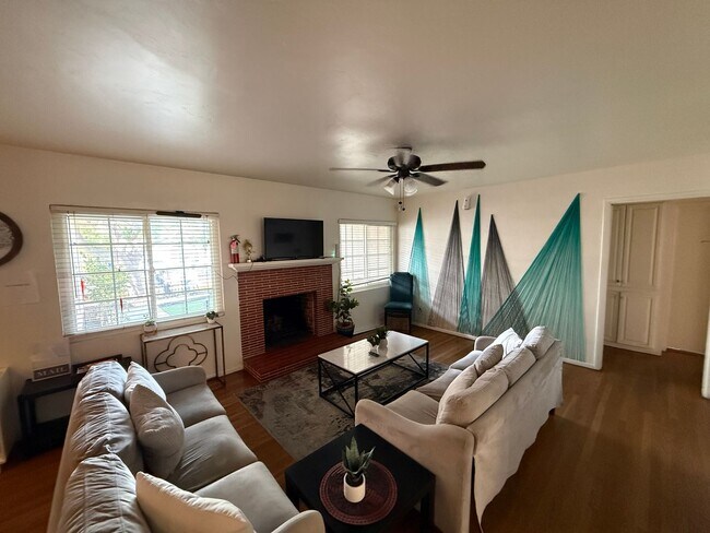 Foto del edificio - 5223-5225 E Falls View Dr