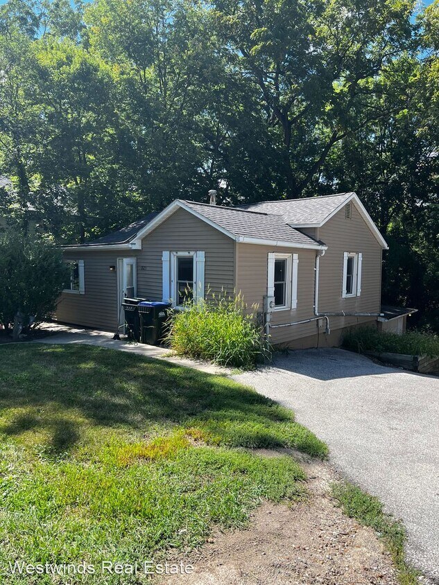 Foto principal - 3 br, 1 bath House - 925 North Dodge Street