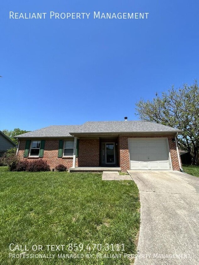 Foto principal - Completely Remodeled, 3 Bedroom, 3 bath ho...