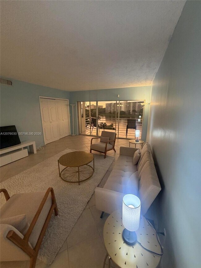 Building Photo - 2751 N Palm Aire Dr