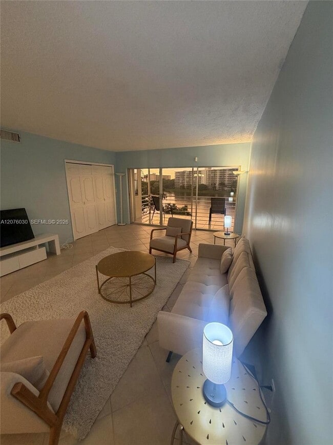Building Photo - 2751 N Palm Aire Dr