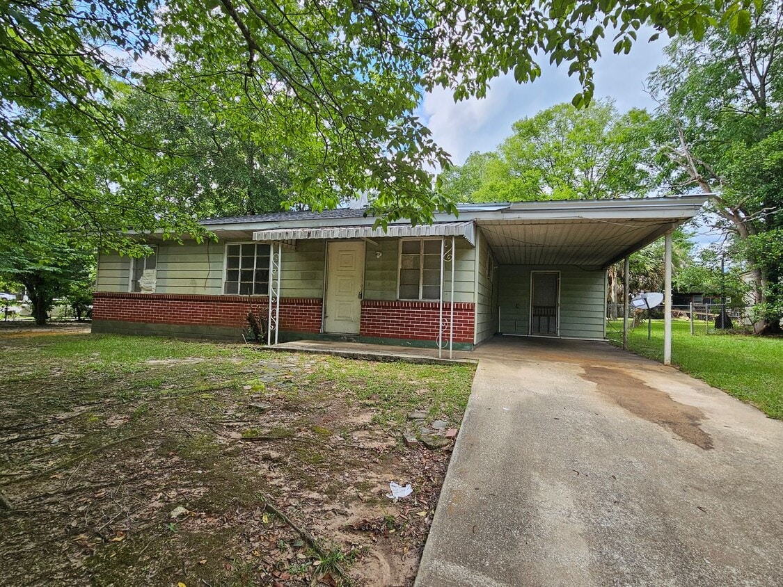 Primary Photo - Nice Home with Fenced Yard