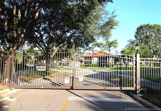 Foto del edificio - 300 SW South River Dr