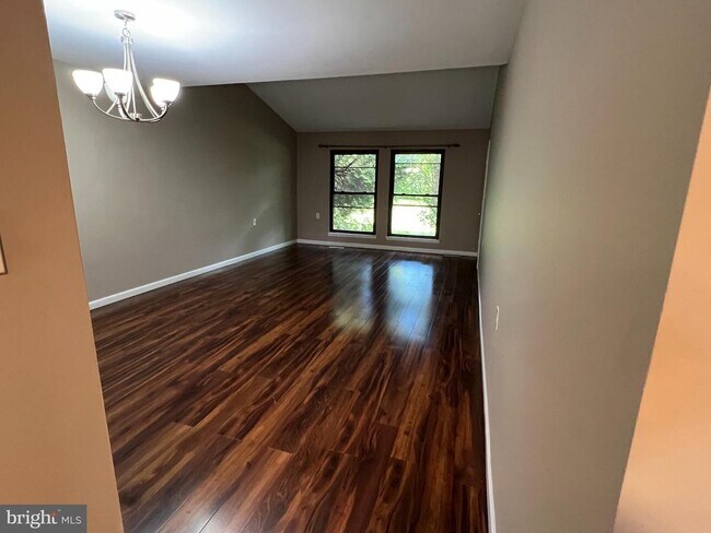 Building Photo - 3D-33D Twin Rivers Dr