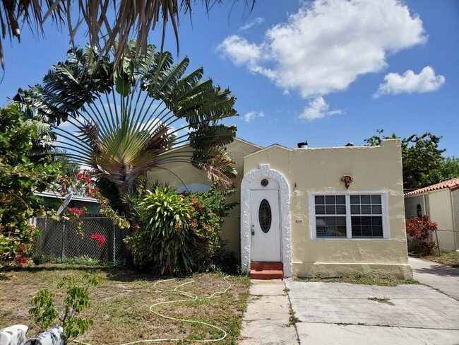 Building Photo - 611 El Prado