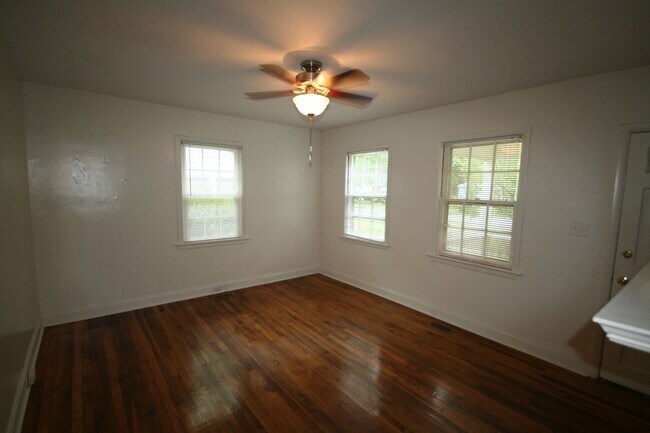 Building Photo - Adorable 2 Bedroom Home / All Appliances /...