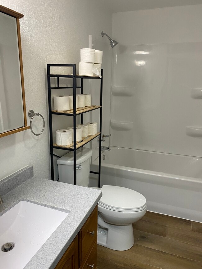Bathroom Bathtub - 2985 Hales Mill Rd