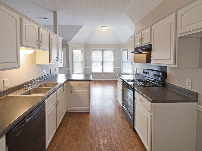 Building Photo - 5 Bedroom, 3 Bathrooms Near Berryhill And ...