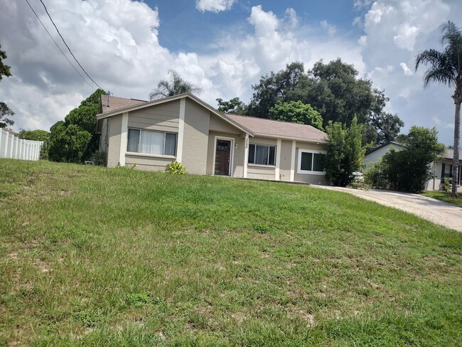 Building Photo - Adorable 3 bed 2 bath Pool House - price r...