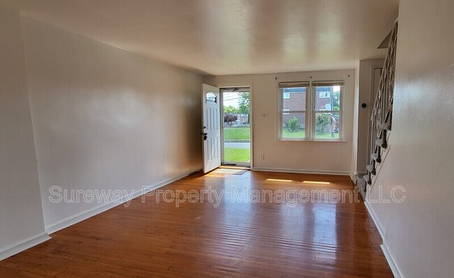 Building Photo - 2092 Heather Rd