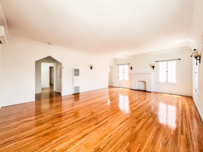 Building Photo - 7514 Oakwood Ave