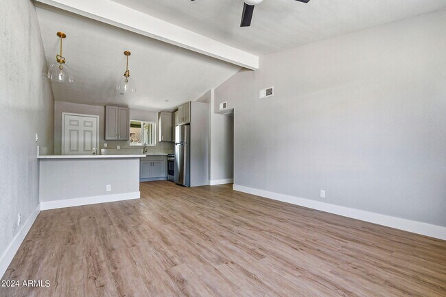 Building Photo - 39 W 9th Pl