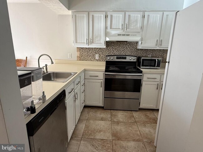 Building Photo - 46361 Columbus Dr