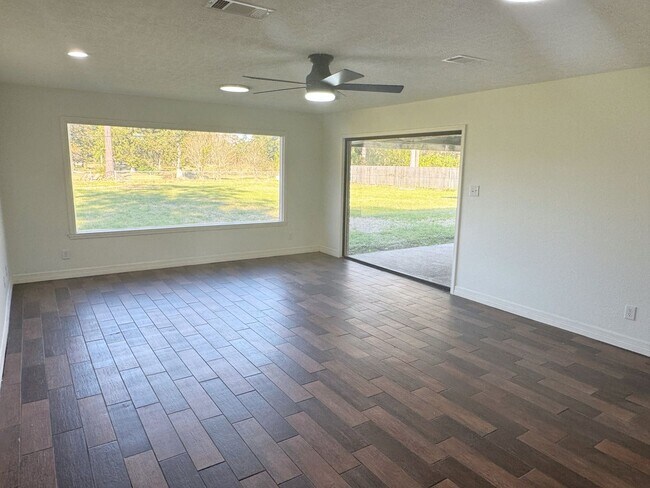 Foto del edificio - 310 W Pineshadows Dr