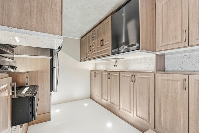 Building Photo - 4067 Yarmouth E