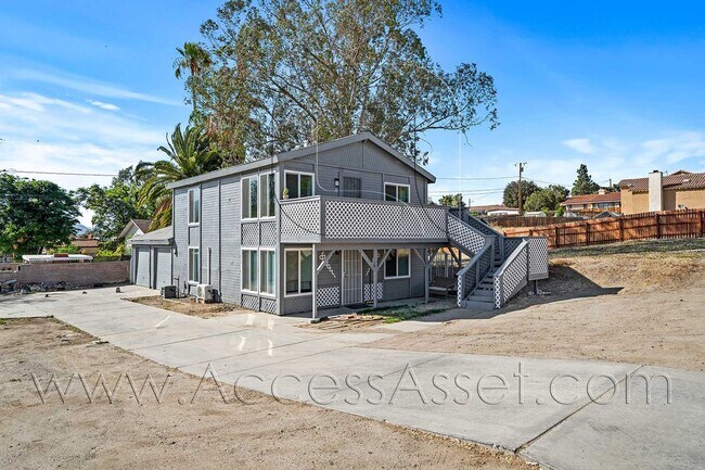 Building Photo - Charming Upstairs 2 Bed/1 Bath Unit With Front Lake View!
