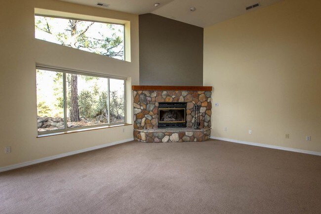 Building Photo - Williamson Valley Home