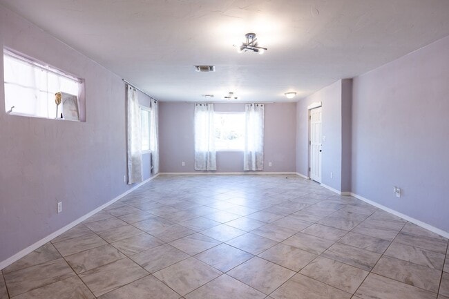 Building Photo - Don't miss your chance on this Marana gem!...