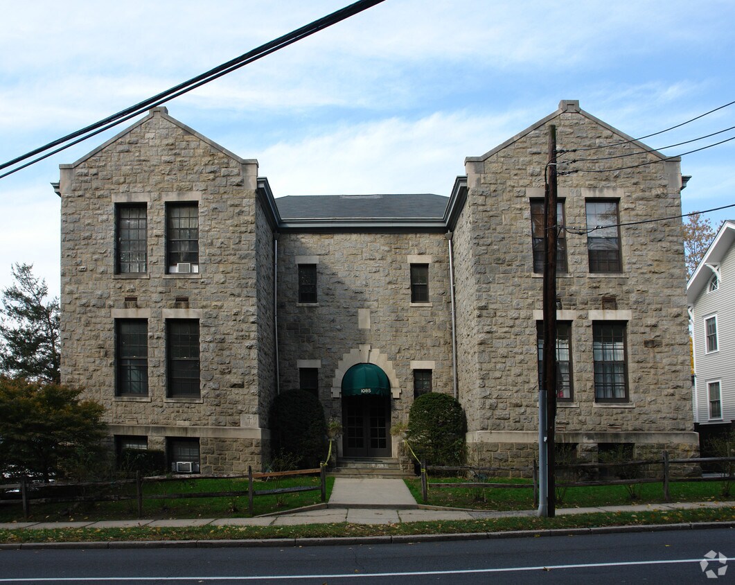 Foto del edificio - 1085 Boston Post Rd