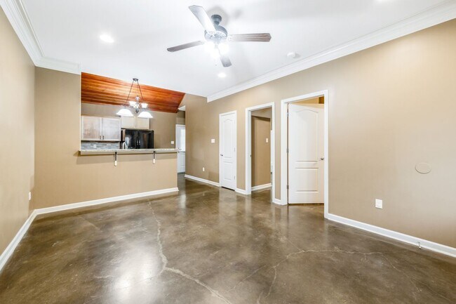 Building Photo - 3 Bedroom Townhouse in Broussard