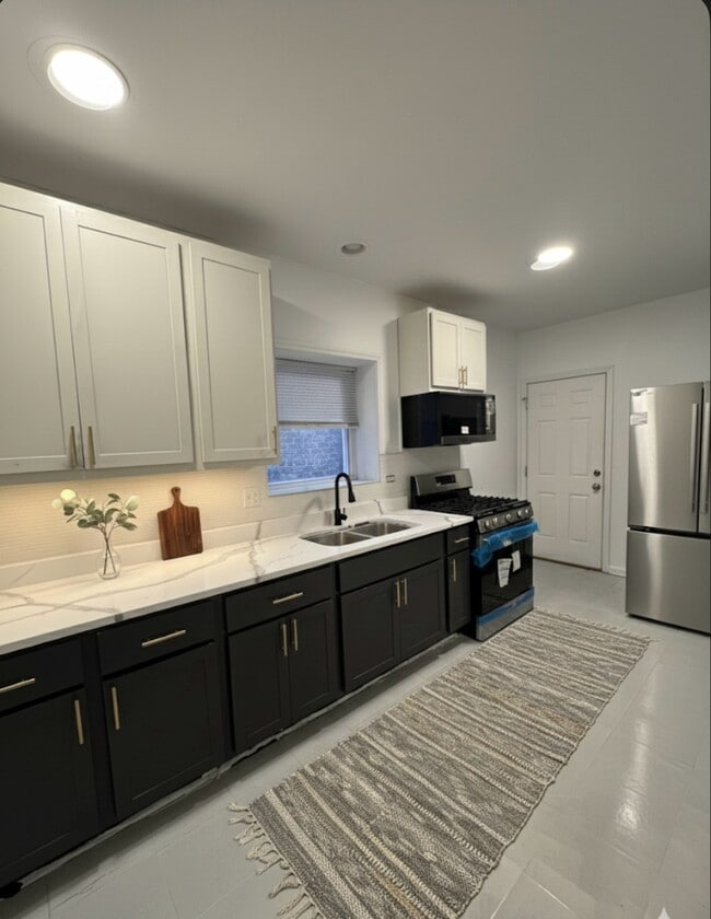 Building Photo - 6838 S King Dr