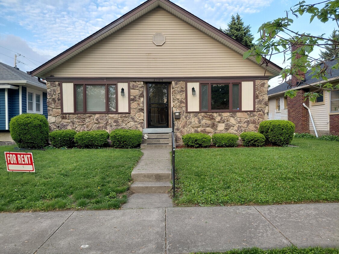 FRON OF HOUSE - 2705 Barth Ave